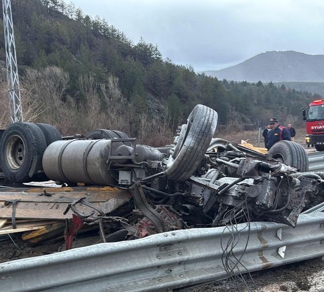 Çankırı'da devrilen tırın sürücüsü yaşamını yitirdi