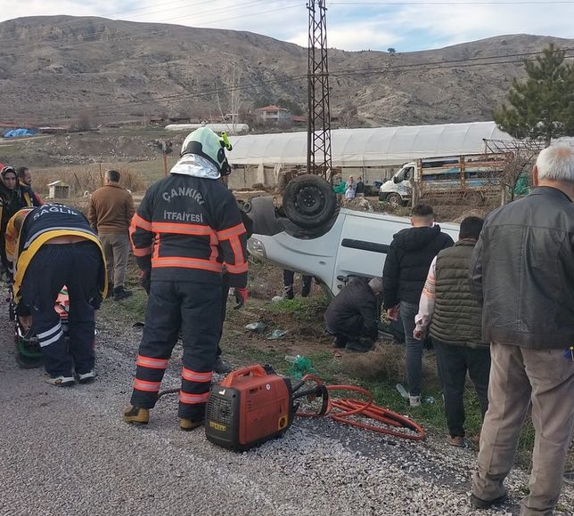 Çankırı'da şarampole devrilen hafif ticari araçtaki 4 kişi yaralandı