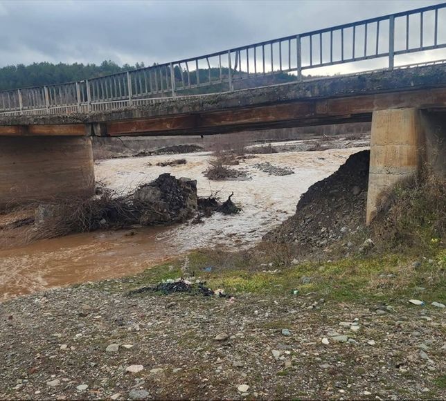 Çorum'da ayağı yıkılan köprü ulaşıma kapatıldı