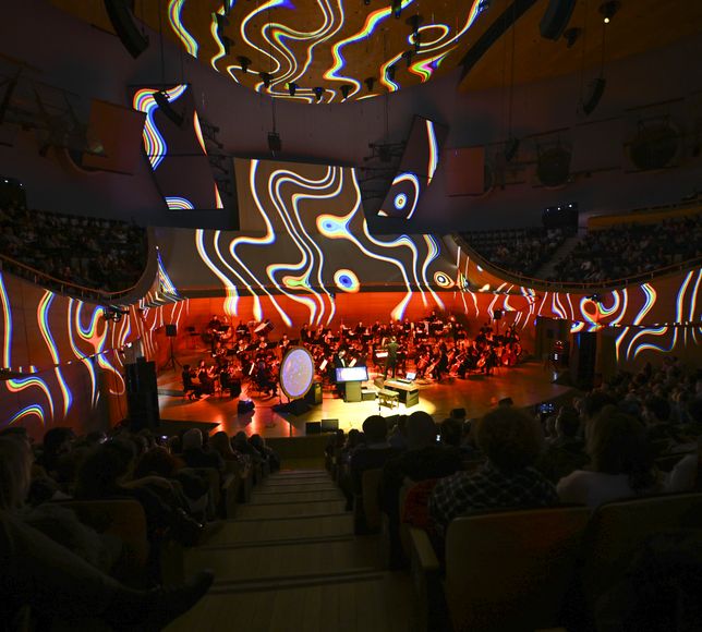 CSO, evrenin varoluşunu dijital enstrümanlarla anlatan 'Kozmik Senfoni'nin Türkiye prömiyerini yaptı