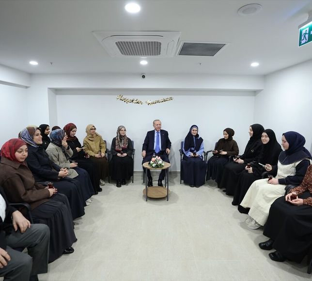 Cumhurbaşkanı Erdoğan, İstanbul'da kız öğrenci yurdunu ziyaret etti