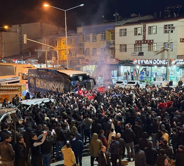 Deplasmandan galibiyetle dönen lider Erzurumspor FK, kentte coşkuyla karşılandı