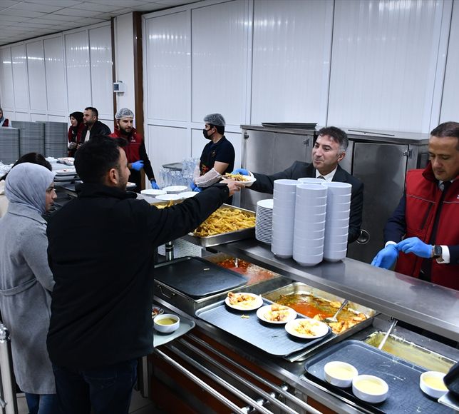 Diyarbakır Vakıflar Bölge Müdürlüğü Batman'da 800 öğrenciye iftar programı düzenliyor