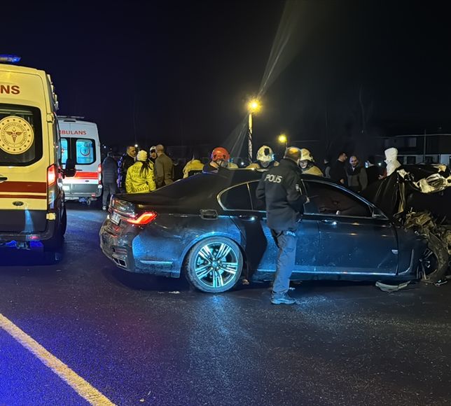Düzce'de özel halk midibüsü ile otomobilin çarpıştığı kazada 5 kişi yaralandı