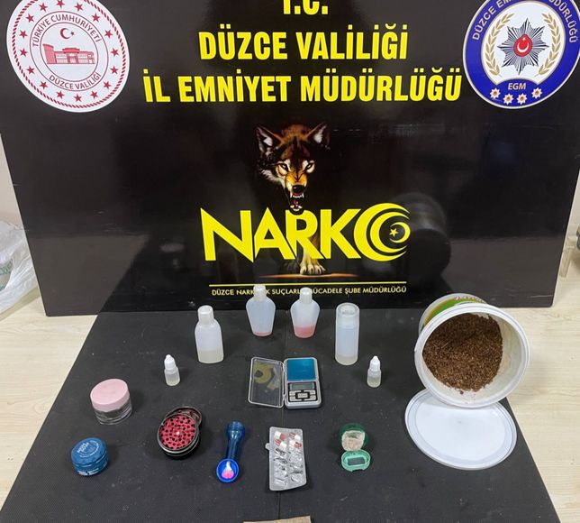 Düzce'de uyuşturucu operasyonlarında yakalanan 2 zanlı tutuklandı