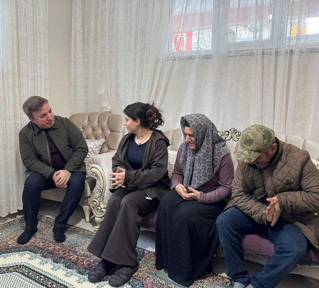 Erzincan Valisi Aydoğdu, engelli ablasına ve ağabeyine bakan Çilem'in hikayesini paylaştı