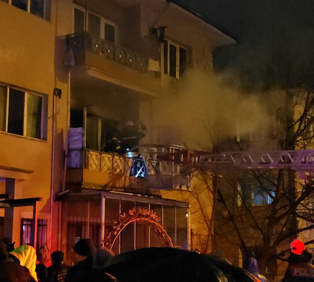 Erzincan'da apartman dairesinde çıkan yangında 8 kişi dumandan etkilendi