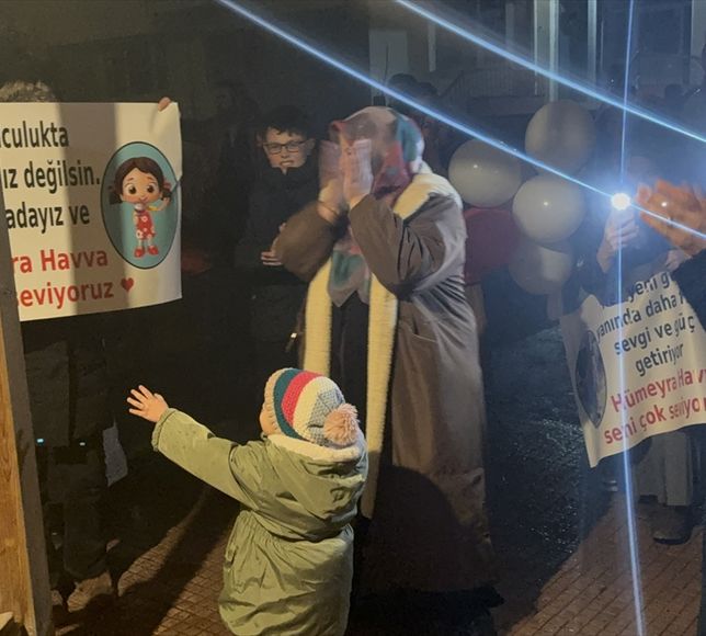 Erzincan'da gönüllü gençler kanser tedavisi gören çocuğa sürpriz etkinlikle moral verdi