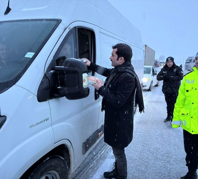 Erzincan'daki kar ve tipi nedeniyle kara yollarında ulaşım güçlükle sağlanıyor