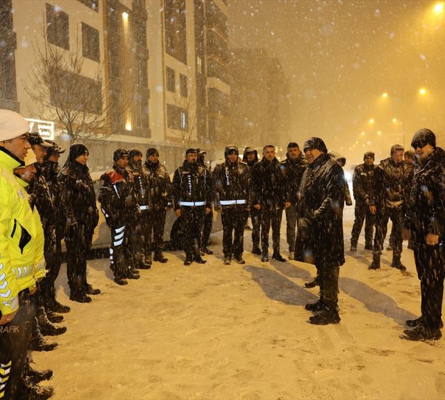 Erzurum polisi yoğun kar yağışında huzur ve güven için denetimde