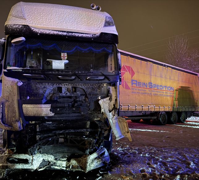 Erzurum'da tır ile çarpışan SUV tipi araçtaki 4 kişi hayatını kaybetti