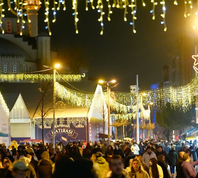 Esenler Dörtyol Meydanı ramazan ayı için ışıklandırıldı