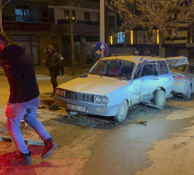 Eskişehir'de iki otomobilin çarpıştığı kazada 4 kişi yaralandı