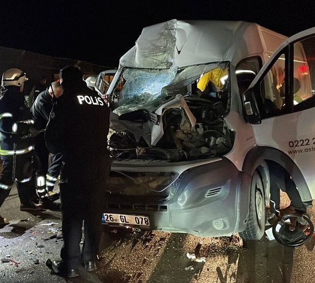 Eskişehir'de park halindeki tıra çarpan minibüsteki 2 kişi ağır yaralandı