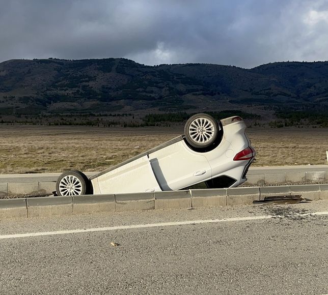 Eskişehir'de refüje devrilen otomobildeki 5 kişi yaralandı