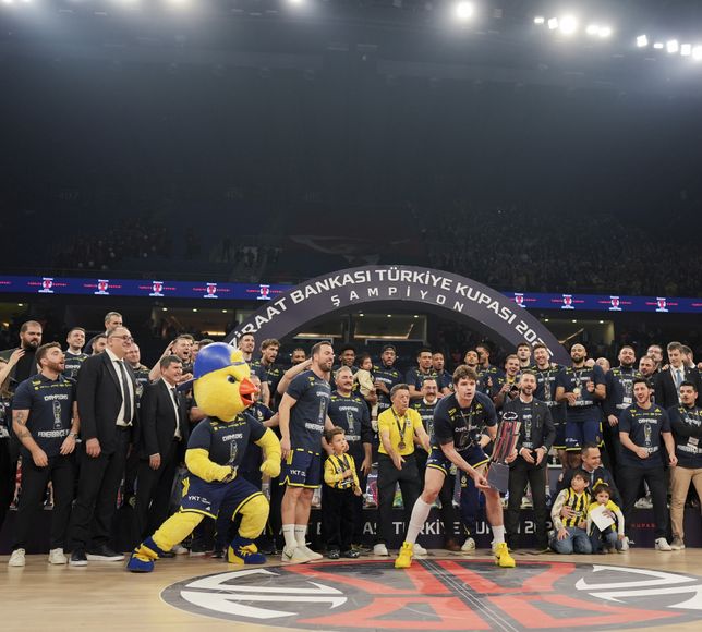 Fenerbahçe Beko kupasını aldı