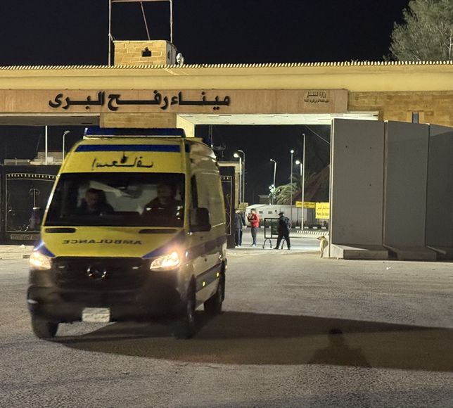 Filistin Kızılayı: Refah Sınır Kapısı'ndan 15 hasta ve 31 refakatçi Mısır'a tahliye edildi