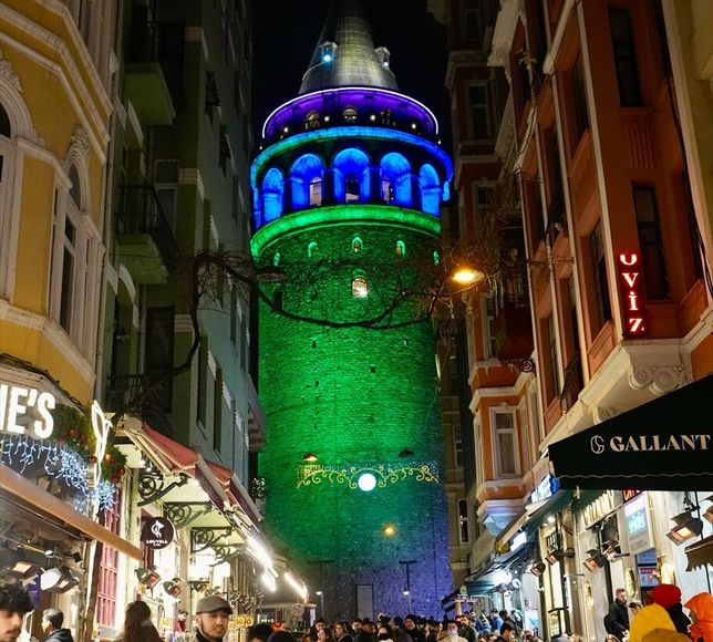 Galata Kulesi 28 Şubat Nadir Hastalıklar Günü dolayısıyla aydınlatıldı