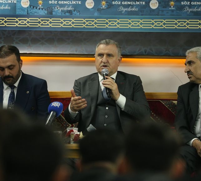 Gençlik ve Spor Bakanı Bak, Diyarbakır'da gençlerle bir araya geldi: