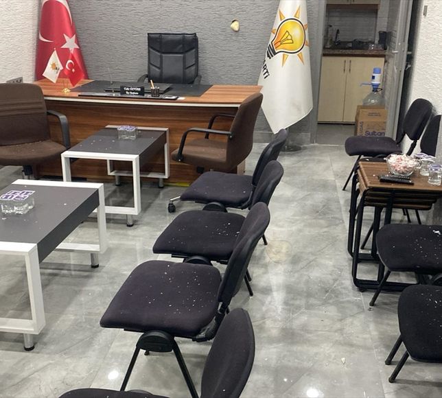 GÜNCELLEME - Balıkesir'de AK Parti Marmara İlçe Başkanlığı'na taşlı saldırıyla ilgili yakalanan zanlı tutuklandı