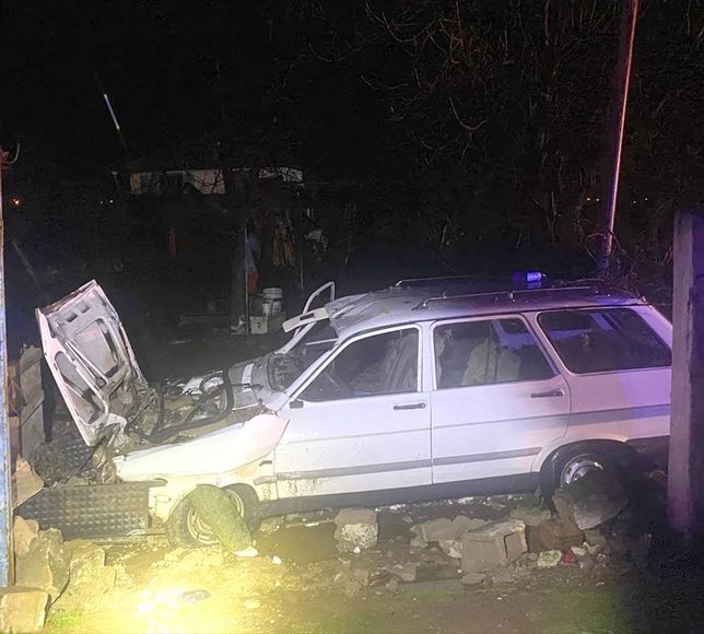 GÜNCELLEME - İzmir'de bahçe duvarına çarpan otomobildeki 1 kişi öldü