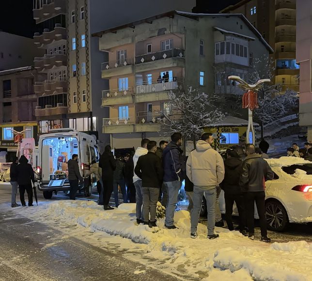 Hakkari'de buzlanma nedeniyle ulaşımda aksamalar yaşandı