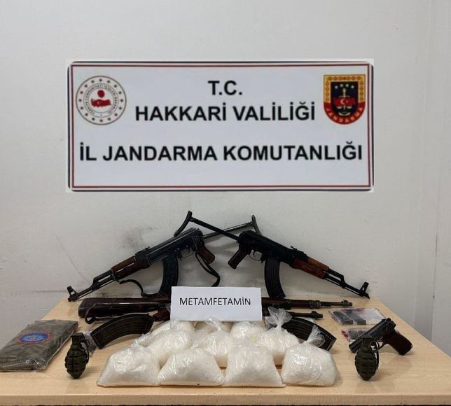 Hakkari'de silah, mühimmat ve uyuşturucu ele geçirildi