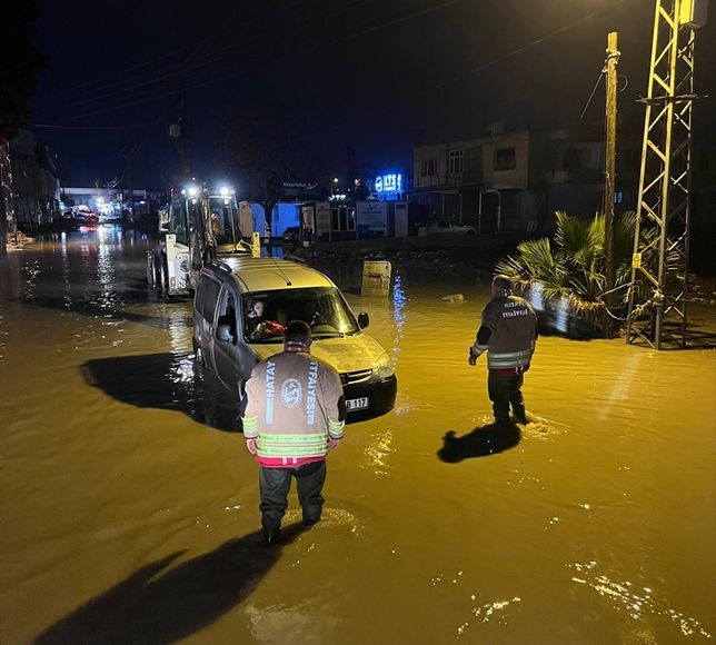 Hatay'da sağanak ve şiddetli rüzgar etkili oldu