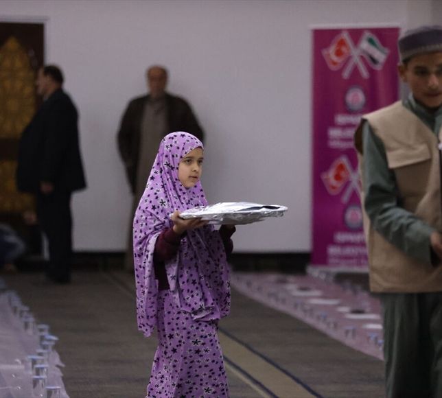 Isparta Belediyesi, Suriye'nin başkenti Şam'ın Türkmen mahallesinde iftar verdi