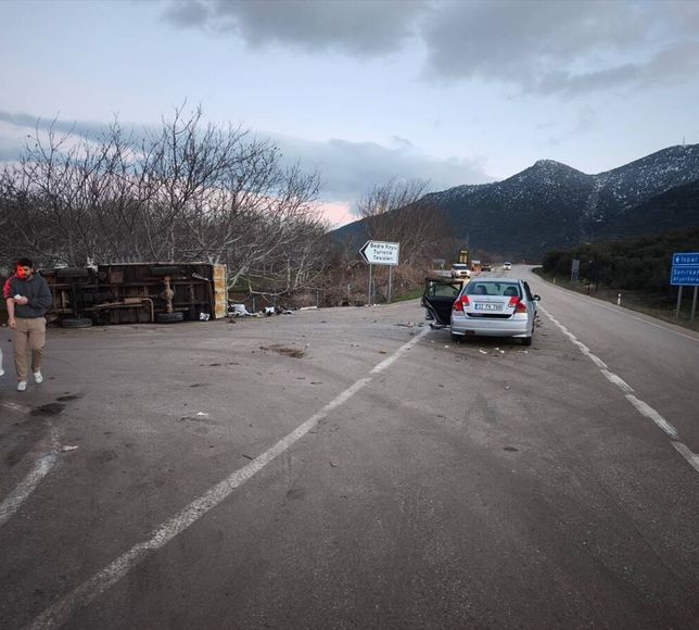 Isparta'da otomobil ile kamyonetin çarpışması sonucu 5 kişi yaralandı