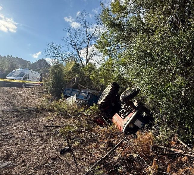 Isparta'da traktörün şarampole devrildiği kazada sürücü öldü