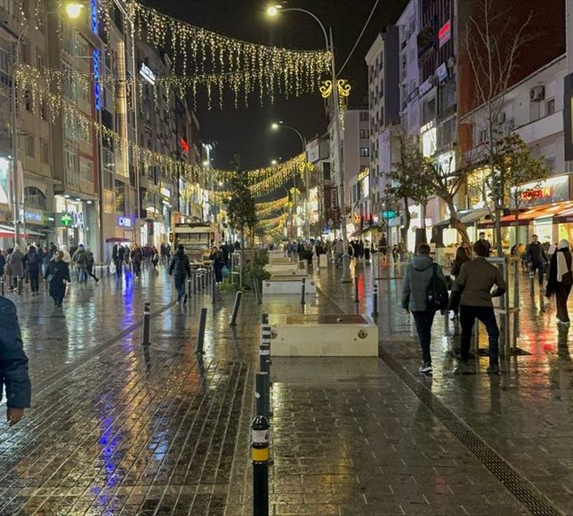 İstanbul'da cadde ve sokaklar ramazan temalı süslemelerle ışıklandırıldı