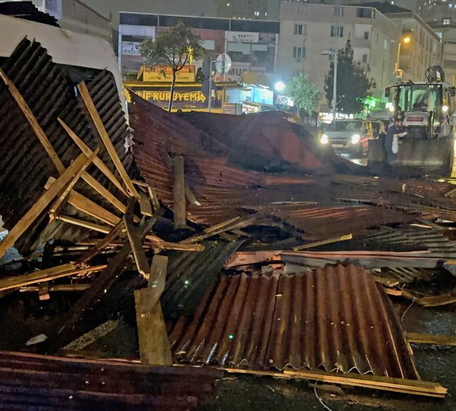 İstanbul'da fırtına hayatı olumsuz etkiledi