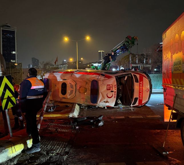İstanbul'da otomobille çarpışarak takla atan ambulanstaki 3 kişi yaralandı