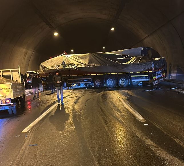 İzmir ile Aydın arasındaki tünelde yaşanan kazada 5 araçta hasar oluştu