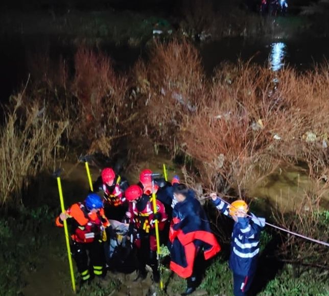 İzmir'de derede kaybolan 8 yaşındaki kız çocuğunu bulmak için arama çalışması başlatıldı