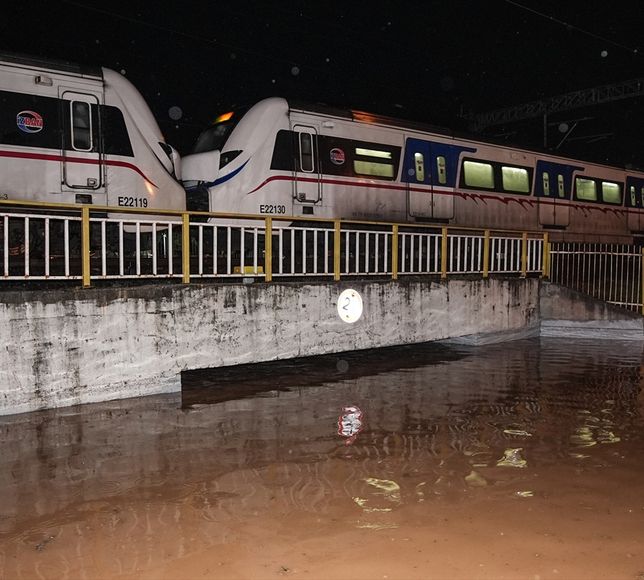 İzmir'de suyla dolan alt geçitte kamyonette mahsur kalan sürücü öldü