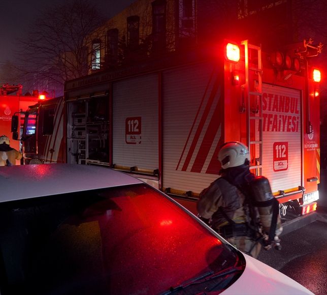 Kağıthane'de iş hanında çıkan yangında mahsur kalan 11 kişi kurtarıldı