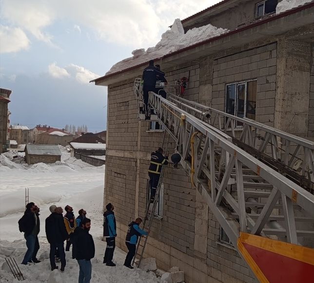 Kar temizlerken ayağının kayması sonucu çatıda asılı kalan kişiyi ekipler kurtardı