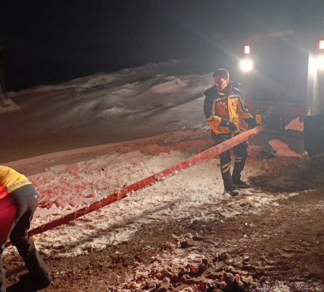 Kars'ta kardan yolu kapanan köyde merdivenden düşen kadın hastaneye ulaştırıldı