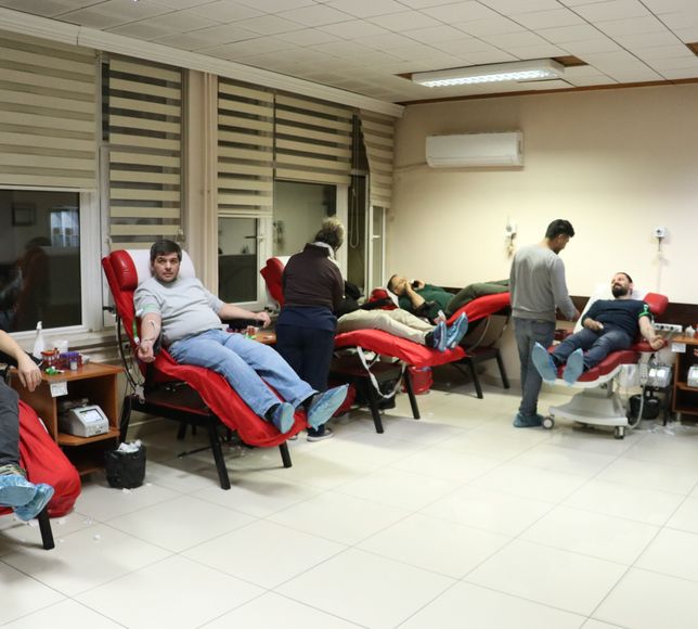 Kayseri'de öğretmenler iftar sonrası kanser hastası çocuklar için kan bağışı yaptı