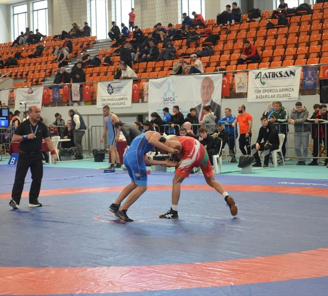 Kocaeli'de 17 Yaş Altı Türkiye Güreş Şampiyonası sürüyor