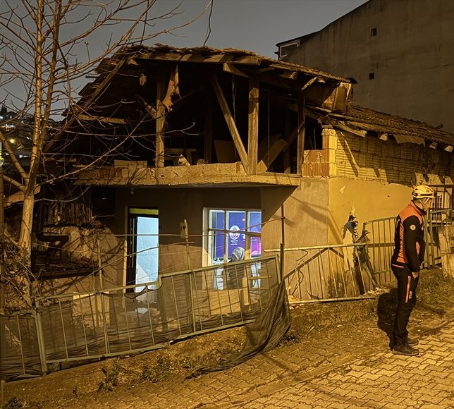 Kocaeli'de duvarına kamyonet çarpan evde 1 kişi yaralandı