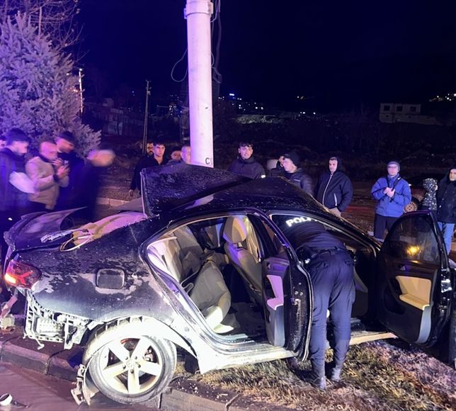 Malatya'da direğe çarpan otomobilin sürücüsü yaralandı