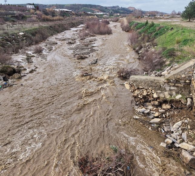 Manisa'da sağanak nedeniyle taşkın kontrol tesisi yıkıldı