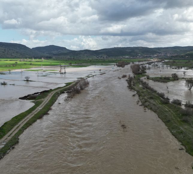 Manisa'da sağanak nedeniyle yol çöktü, tarım arazileri zarar gördü