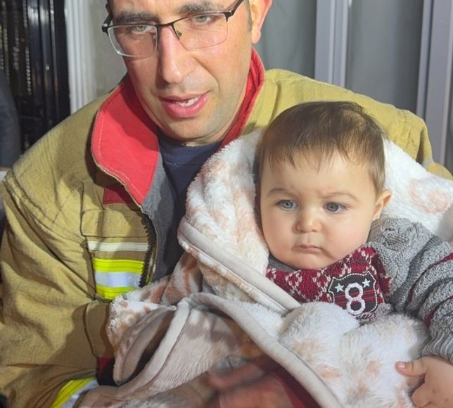 Manisa'da selde mahsur kalan 11 kişilik aile tahliye edildi