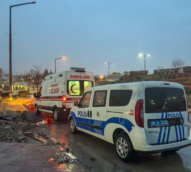 Manisa'da trenin çarptığı genç yaralandı