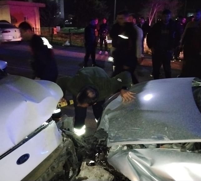 Mardin'de iki otomobilin çarpıştığı kazada 6 kişi yaralandı