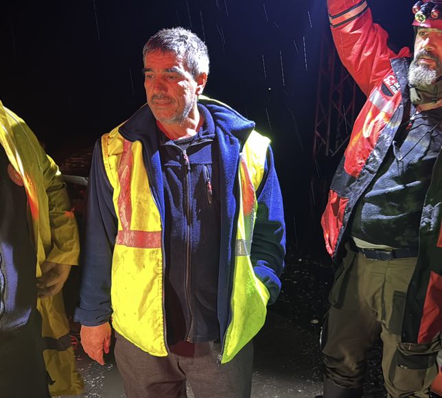 Meriç Nehri'nin taştığı köyde mahsur kalan 2 kişi kurtarıldı